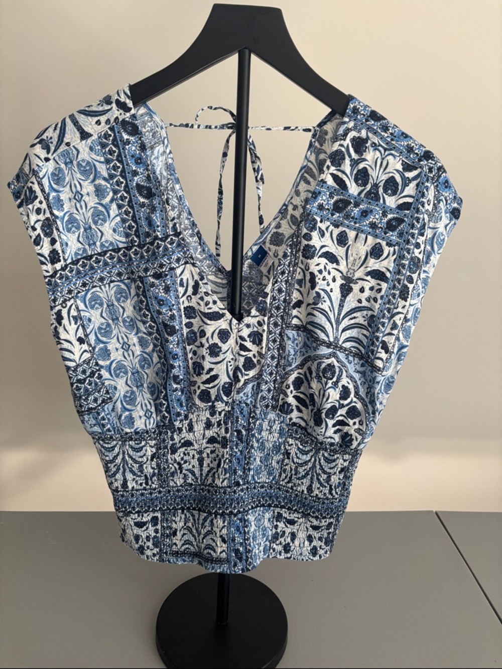 Old Navy Blue & White Printed V-Neck Blouse